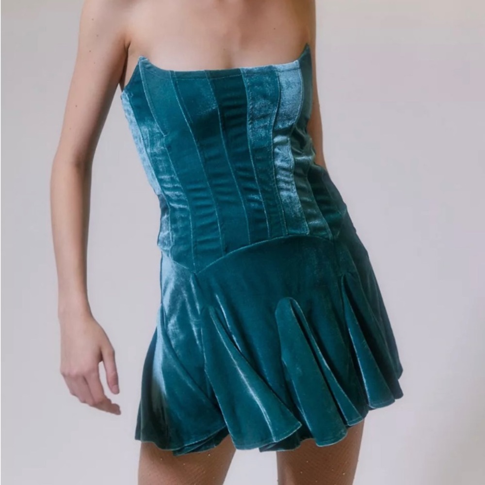 Green velvet sleeveless mini dress
